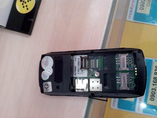 Gionee N130 - khe cắm sim và thẻ nhớ