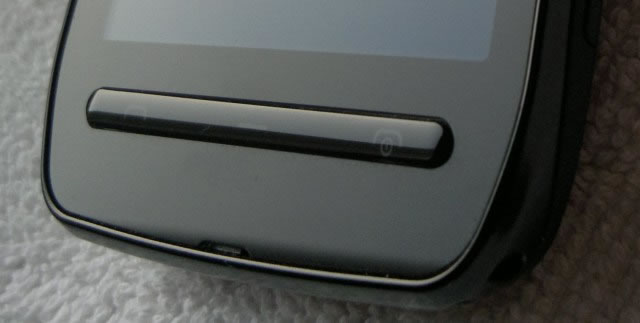 Mặt trước góc dưới của Nokia 603