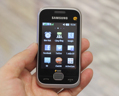 Samsung C3312 được cài đặt sẵn Facebook  và Twitter