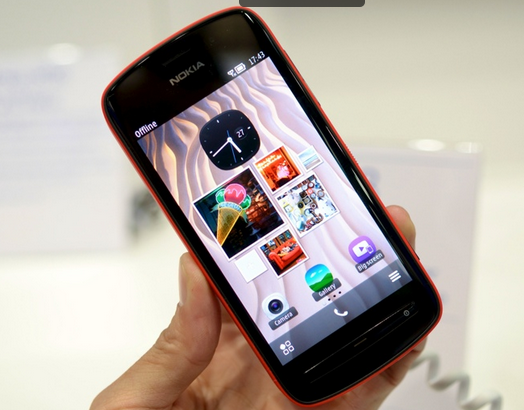 Nokia 808 PureView hiển thị rỏ dưới ánh nắng mặt trời 