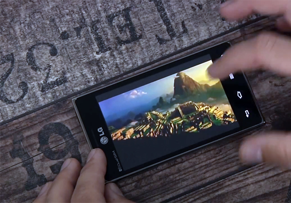 Xem phim trên LG Optimus L5 Dual E615 khá thoải mái với màn hình 4 inches