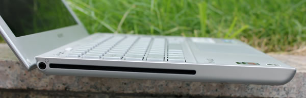 Cạnh trái là ổ đĩa quang và jack cắm tai nghe + mic 