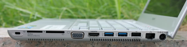 Cạnh phải lần lượt là chân cắm sạc pin, Ethernet, USB 2.0, 2 cổng USB 3.0, HDMI, VGA out và SD reader