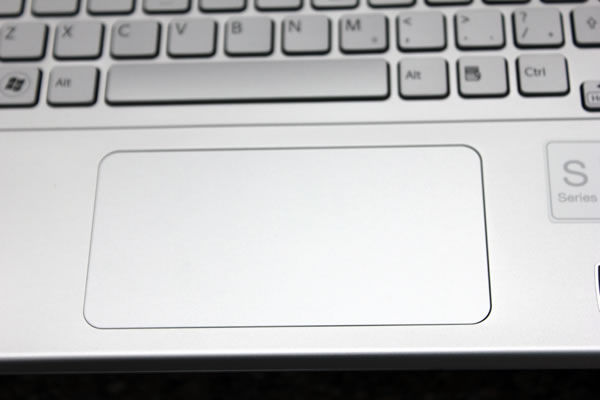 Touchpad rộng và khá đẹp, không có phím chuột trái phải