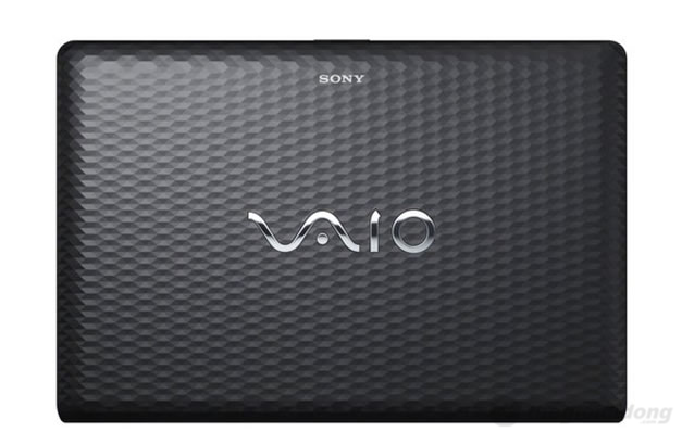 Nắp máy với logo SONY VAIO quen thuộc cũng với lớp vỏ được thiết kế dạng tổ ong chống bám vân tay