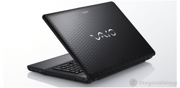 Cạnh phải gồm 3 cổng USB liên tục và 1 ổ DVD Drive