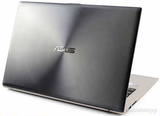 Nắp Asus UX32VD được chạm các vòng tròn đồng tâm tinh tế
