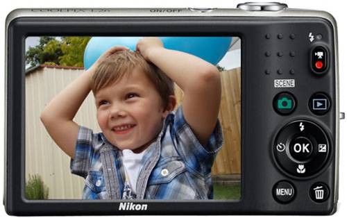 Nikon Coolpix L26 có màn hình LCD 3 inches rộng, sáng
