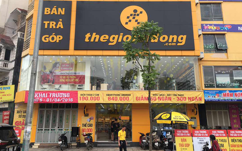 Cửa hàng tiện ích và dịch vụ trên đường Trung Kính