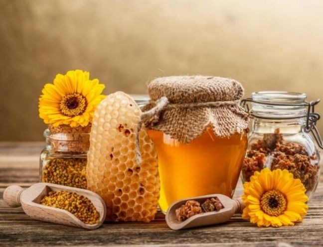 Có nên dùng mật ong manuka trị mụn không?