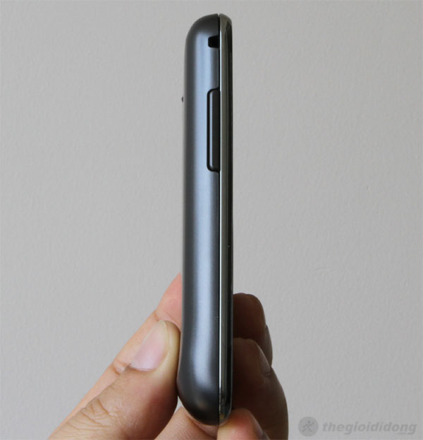 Cạnh trái máy với nút chỉnh âm lượng