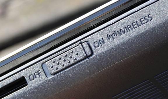 Jack Audio In-Out, khe đọc thẻ và nút tắt/bật wifi