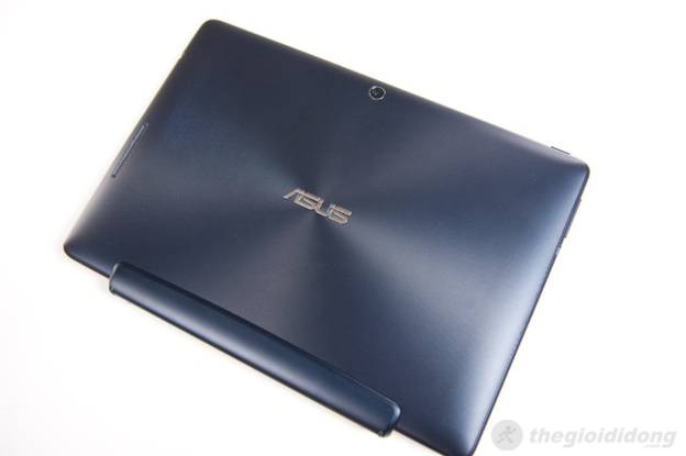 Mặt sau với các vân tròn đồng tâm với logo ASUS sáng bóng ở giữa