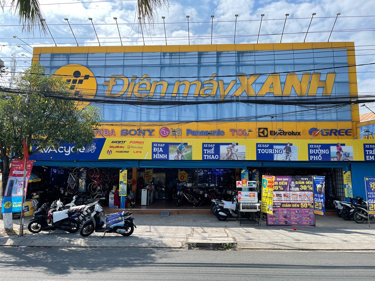 Siêu thị điện máy xanh tại Điện máy Xanh Số 1046 Nguyễn Trung Trực, KP 4, Phường Rạch Giá, Tỉnh An Giang, Việt Nam