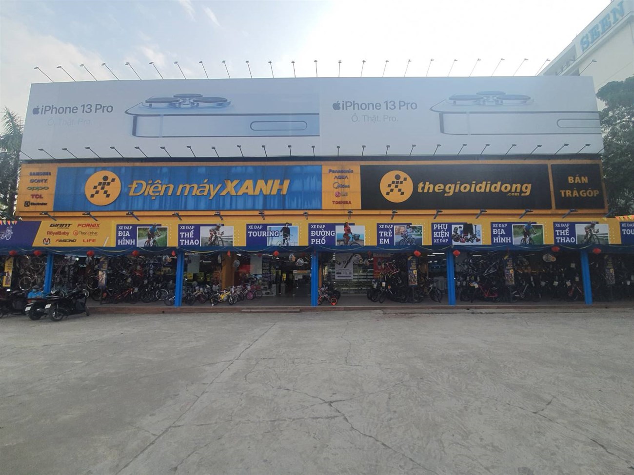 Siêu thị điện máy xanh tại Điện máy Xanh Lô CN 1, Cụm công nghiệp tập trung vừa và nhỏ, Phường Xuân Phương, Thành phố Hà Nội, Việt Nam