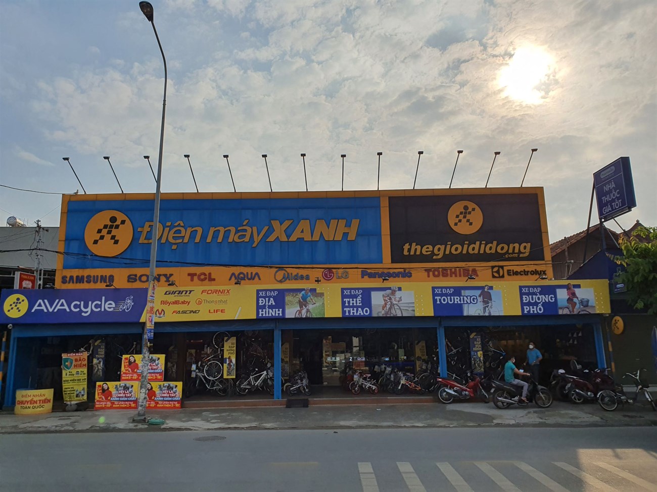 Siêu thị điện máy xanh tại Điện máy Xanh 14/4 Nguyễn Du, Phường Bình Hòa, Thành phố Hồ Chí Minh, Việt Nam