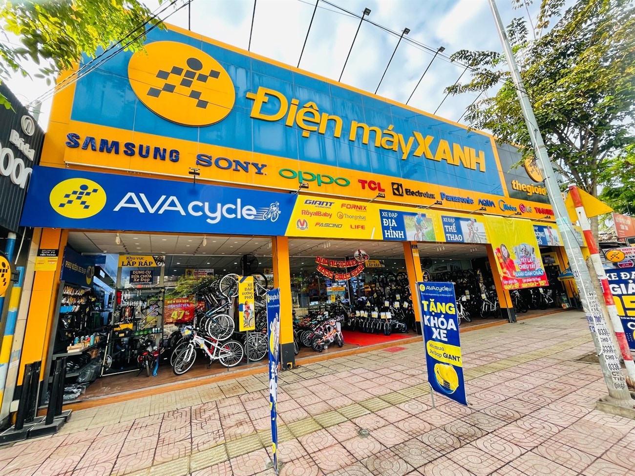 Siêu thị điện máy xanh tại Điện máy Xanh Số 76 , Đường 3 Tháng 2, Xã Trảng Bom, Tỉnh Đồng Nai, Việt Nam